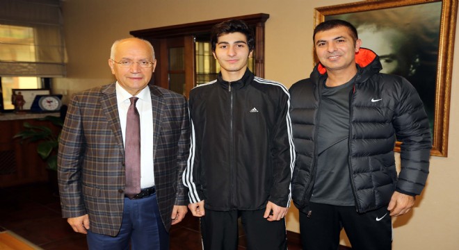 Dünya Şampiyonu tekvandocu Reçber'den Başkan Yaşar'a ziyaret
