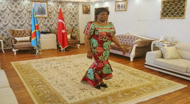 (Özel Haber) 69 yaşındaki sefire gençlere taş çıkarttı