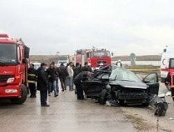 Tanker otomobili altında sürükledi