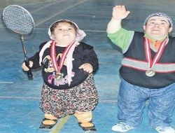 Engelli kardeşlerden badminton gösterisi