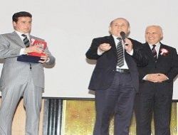 Ödül töreninde mesleki dayanışma