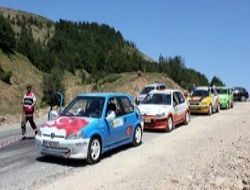 Otomobil tutkunları Bolu dağında 