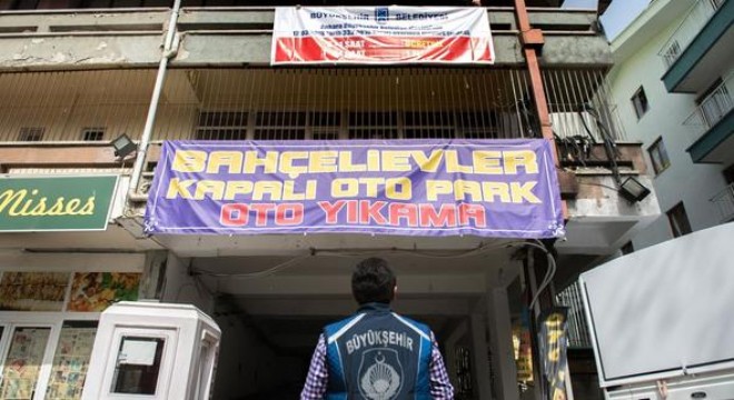 1 TL'lik otopark pankartlarla başladı