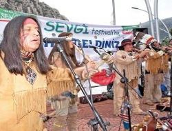 Kızılderili Sevda dünyayı geziyor