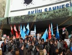 Akün ve Şinasi sahneleri önünde protesto