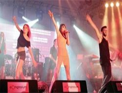 Hande Yener'den görsel şov