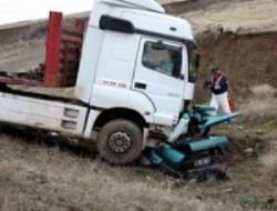 Tır otomobili altına aldı