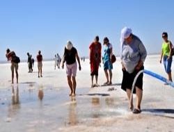 Kuruyan Tuz Gölü'nde taşıma suyla turizm