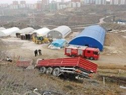 TIR 50 metrelik şarampolden uçtu