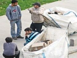 Ekmekleri çöpten