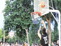 Sokakta basketbol şöleni