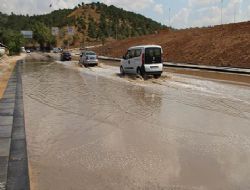 Yağmurlu Ankara'yı şimşekler aydınlattı