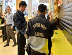 AVM'de fast-food'lara masa sandalye mührü