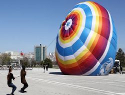 ‘UNICEF' balonu Ankara'da şişti