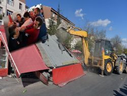 Batıkent'te olaylı büfe yıkımı