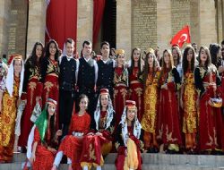 Türk gençliği Anıtkabir'de