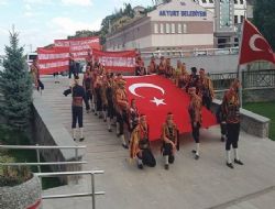 Seğmenlerden bayraklı yürüyüş
