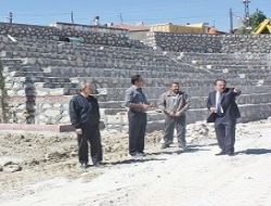 Taş ve kayaları topladı amfi tiyatro yapıyor