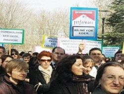 Performansa karşı yürüyüş