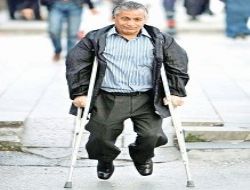 Dünyayı keşfetmesine değnek engel olamadı