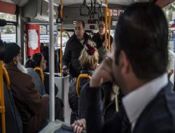 Polis yolcu koltuğunda