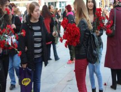 MHP'li kadınlardan 8 Mart karanfili