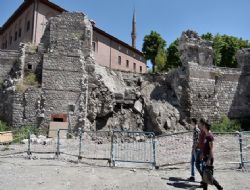 Tamamen yıkıldı