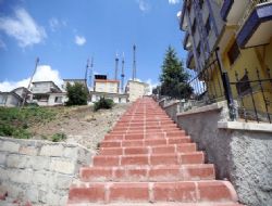 Dik yokuşlara merdivenli yol