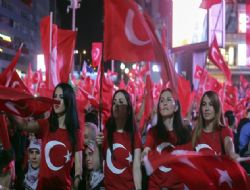 Demokrasi nöbeti sürüyor