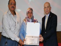 Şehidin diplomasını anne babası aldı