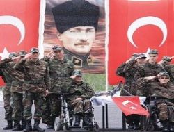 Askeri üniforma giyip selam durdular