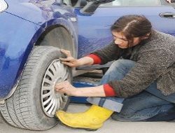 Oğlu lastik tamirciliğini annesine bıraktı