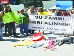 Kirli çamaşırlarla su zammına protesto