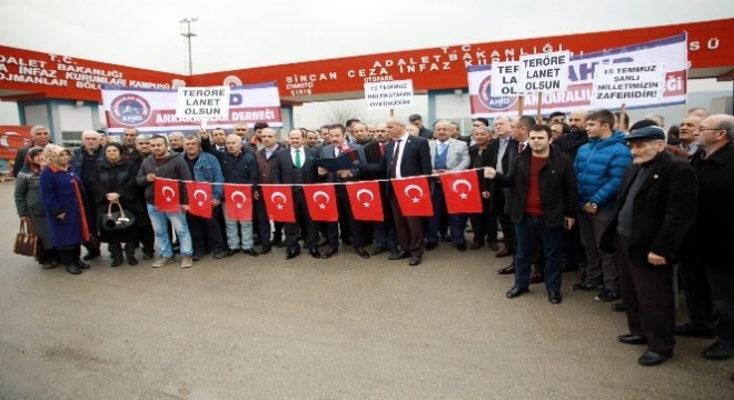 AHİD'den 15 Temmuz davalarının görüldüğü adliye önünde açıklama