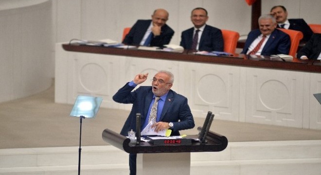 AK Parti Grup Başkan Vekili Elitaş kürsüde CHP'nin dağıttığı belgeleri yırttı