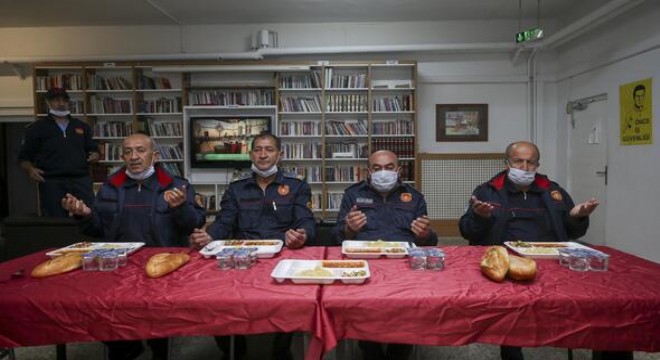 Akşam nöbetinde iftar yaptılar