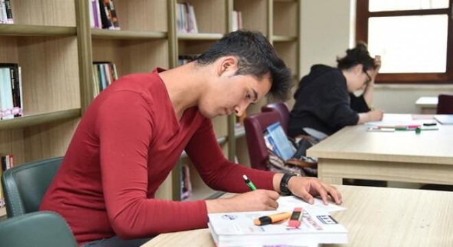 Ali Ersoy ve Karapürçek'te kütüphanelere 22.00 ayarı