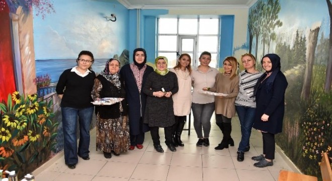 Altındağlı kadınlar okul koridorlarına resim yaptı