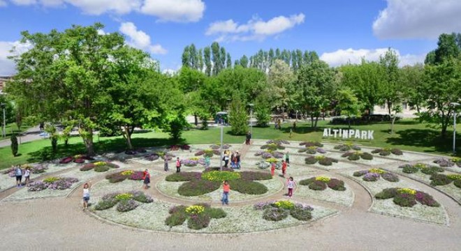 Altınpark'a dev çiçek figürü