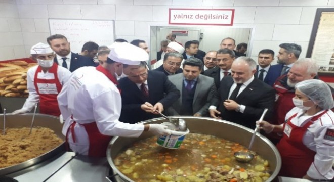 Ankara Valisi Topaca vatandaşa aş dağıttı
