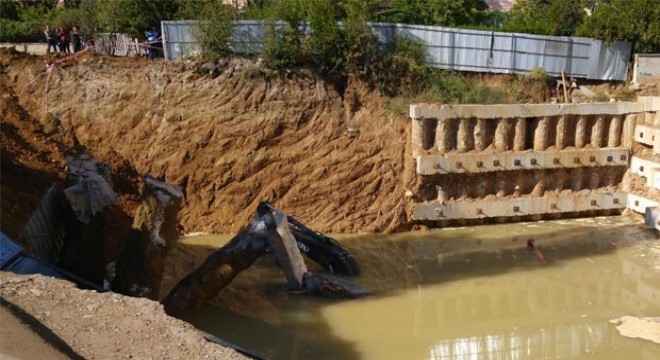 Ankara'da göçük iki kepçeyi yuttu