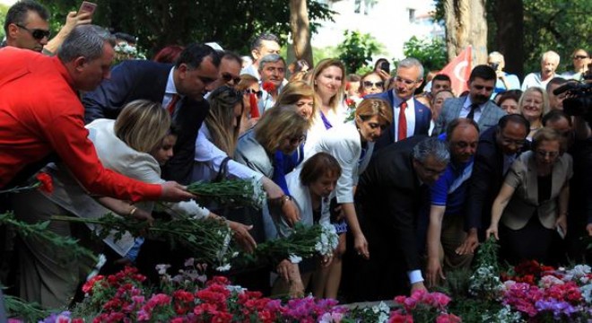 “Ata'mızdan annemize çiçeklerle”