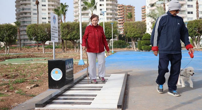 Ayak piyanosu görenleri şaşırtıyor