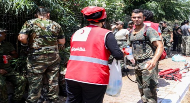 Azerbaycanlı yangın söndürme ekibine Kızılay'dan beslenme desteği