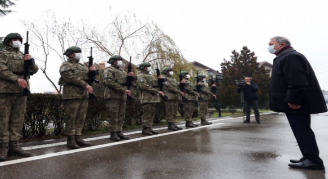 Bakan Akar, Kosova'da Mehmetçik ile buluştu