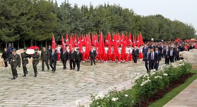 Bakan Bak, gençlerle birlikte Anıtkabir'de