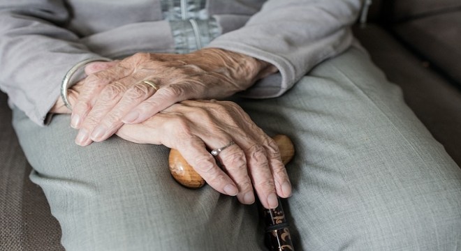 Bakan Ersoy'dan depremzede aileye ziyaret