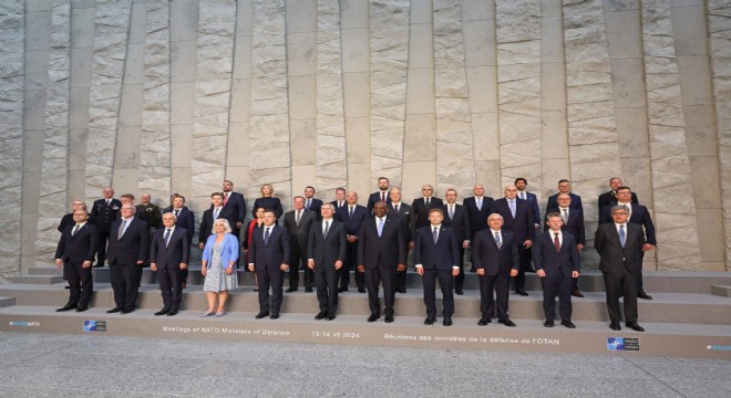Bakan Güler, NATO Savunma Bakanları Toplantısı'nın aile fotoğrafı çekimine katıldı