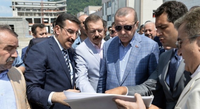 Bakan Tüfenkci, Cumhurbaşkanı Erdoğan'a Sarp Gümrük Kapısı'ndaki yenileme çalışmalarını anlattı