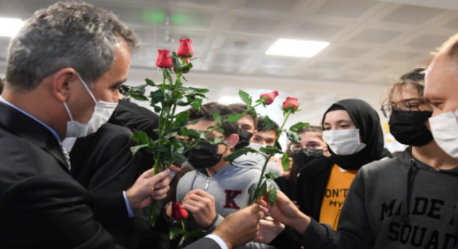 Bakan Özer'den öğretmenler Günü'nde okul ziyareti